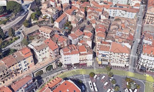 Restaurant dans la rue la plus réputée de Cannes