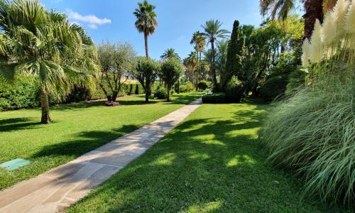 Très beau 2 pièces dans un parc en bordure de mer Cannes